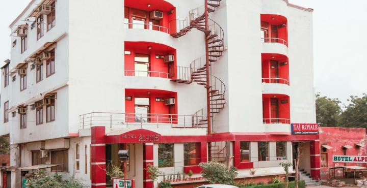 Fabexpress Alpine Hotell Agra  Exteriör bild