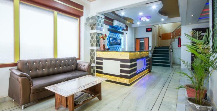 Fabexpress Alpine Hotell Agra  Exteriör bild