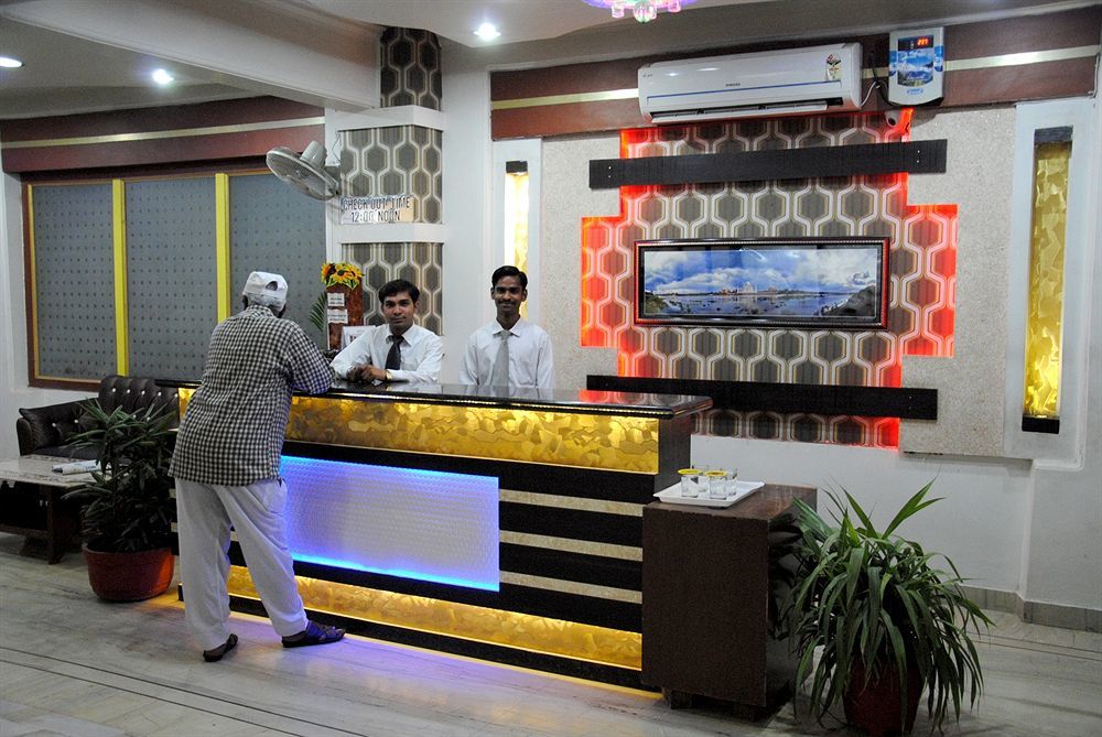 Fabexpress Alpine Hotell Agra  Exteriör bild