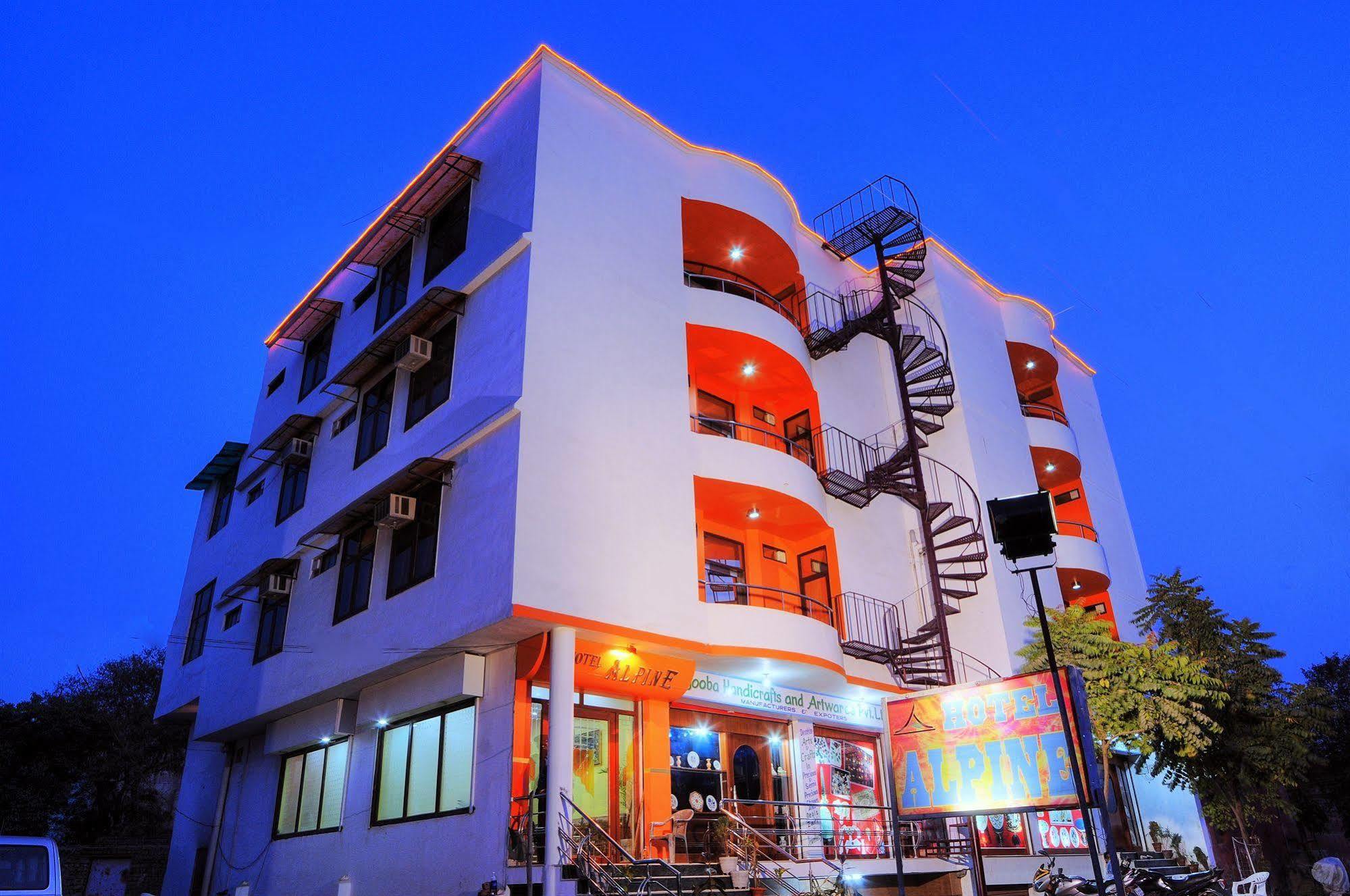 Fabexpress Alpine Hotell Agra  Exteriör bild