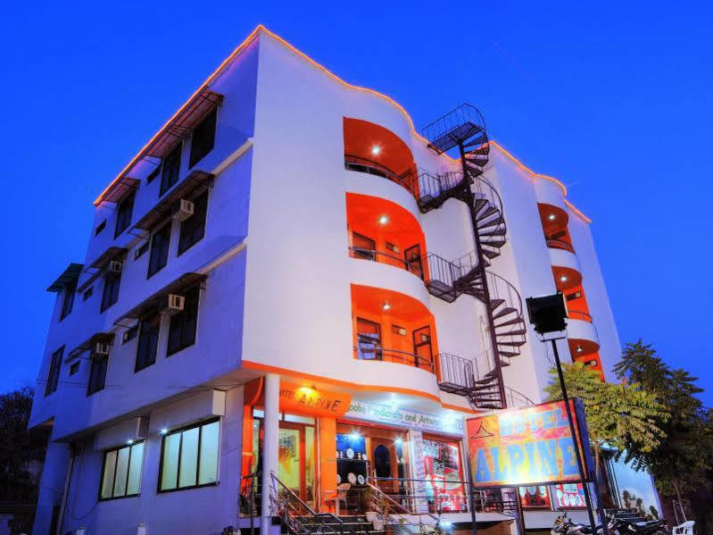 Fabexpress Alpine Hotell Agra  Exteriör bild